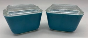 lot 234 image: Pair of Vintage Pyrex 501 Blue Refrigerators Dishes with Lids