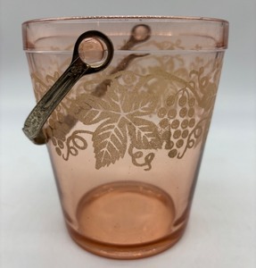 lot 292 image: Vintage 1930s Pink Depression Glass Ice Bucket with Grape Motif
