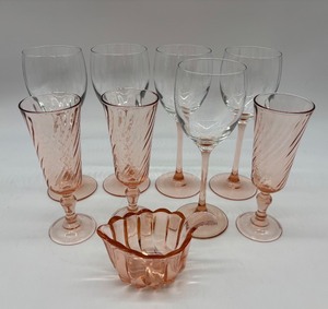 lot 296 image: Set of 8 Pink Glassware Pieces with Swirl Design and Serving Dish