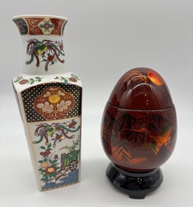 lot 301 image: Set of 2 Decorative Porcelain Vases, Satsuma and Urushi-Style
