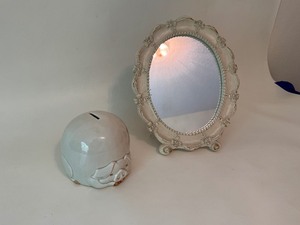 lot 26 image: Vintage Fitz & Floyd 1997 Porky Bank & Wood Oval Mirror