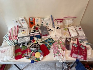 lot 29 image: Large Lot of Hand Towels