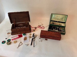 lot 35 image: Vintage Boxes & Costume Jewelry