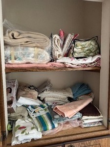 lot 56 image: Lot of Blankets, Towels, & Heating Pad