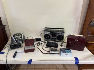 lot 102 image: Large Lot of Vintage Radios - Works