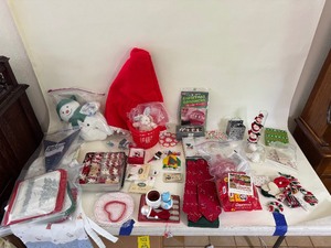 lot 110 image: Christmas Items