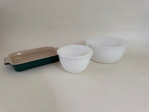 lot 118 image: Vintage Glassbake  Sunbeam Dishes and Le Creuset Bake Dish