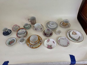 lot 82 image: Large Lot of Vintage Tea Cups