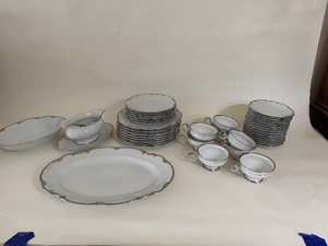 lot 73 image: Vintage Germany Hutschenreuther Sylvia Pasco The Revere china