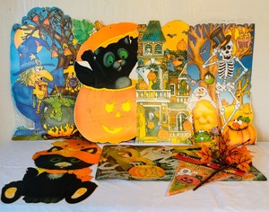 lot 97 image: Variety of Fun Halloween Decorations