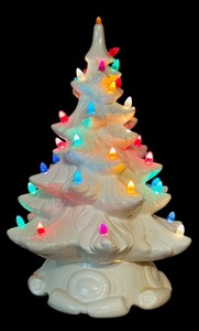 lot 12 image: Vintage 1970s Atlantic Mold White Ceramic Lit Christmas Tree