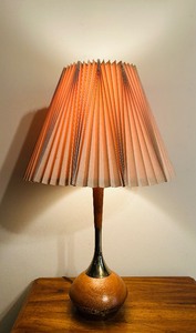 lot 14 image: Gorgeous Vintage Table Lamp with Wood and Metal Base