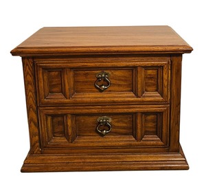 lot 9 image: Pair of Vintage Thomasville Nightstands
