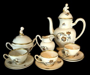 lot 21 image: Vintage Kobenhvns Porcellains Maleri Tea Service Grouping
