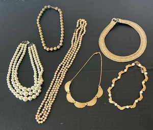 lot 39 image: Six Vintage Necklaces