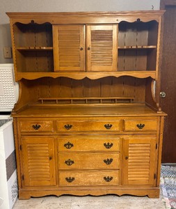 lot 18 image: Charming Vintage Hutch