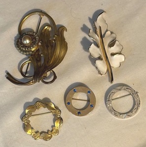 lot 131 image: Five Beautiful Vintage Brooches