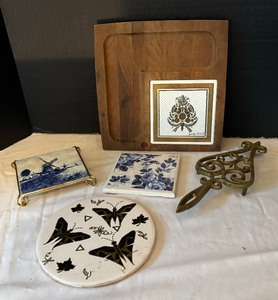 lot 208 image: Vintage Georges Briard Charcuterie Board with Variety of Trivets