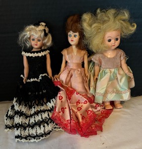 lot 210 image: Three Vintage Dolls