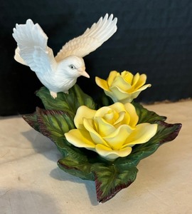 lot 214 image: Beta Sigma Phi Porcelain Dove with Yellow Roses Figurine