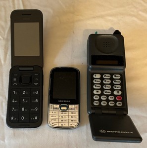 lot 215 image: Vintage Motorola, Nokia and Samsung Cell Phones