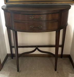 lot 20 image: Vintage Imperial Genuine Mahogany Accent Table