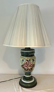 lot 281 image: Lovely Floral Table Lamp