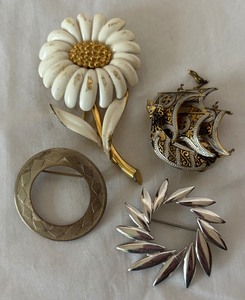 lot 112 image: Four Beautiful Brooches
