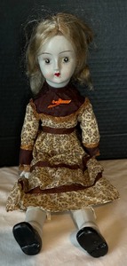 lot 118 image: Pretty Vintage Partial Porcelain Doll