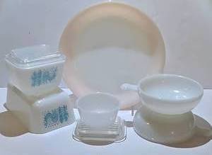 lot 149 image: Vintage Fire King & Pyrex Options & More