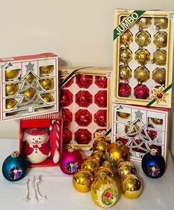 lot 168 image: Variety of Fantastic Vintages Ornaments, Snowman Decanter with Spoon and Vintage Ornament Oil Candles
