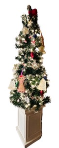 lot 167 image: Pretty Lighted Tree with Ornaments