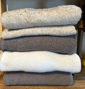 lot 385 image: Lovely Large Yardage of Various Fabrics in Neutral Tones