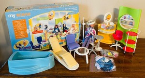 lot 455 image: Vintage Barbie My Scene So Chic Salon Playset