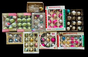 lot 441 image: Variety of Christmas Ornaments