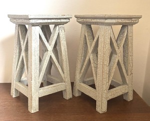 lot 476 image: Two Decorative Pedestal Stands