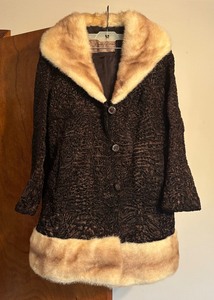 lot 483 image: Vintage Kruse-Gross Fur Accented Coat