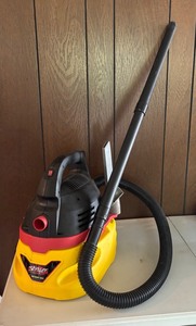 lot 497 image: Stinger 2.5 Gallon WetDry Vac with Hose and Accessories