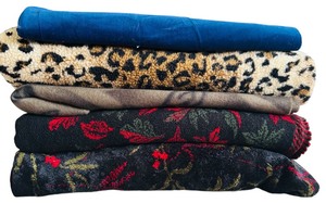 lot 370 image: Fun Designs Fabric Remnants - Medium to Large