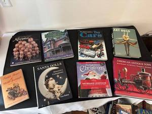 lot 118 image: Collection of 8 Vintage and Specialty Books on Collectibles and Design
