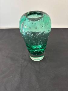 lot 137 image: Emerald Green Art Glass Vase with Etched Design