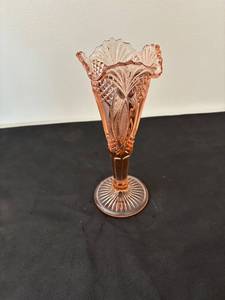 lot 140 image: Vintage Pink Depression Glass Bud Vase