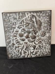 lot 177 image: Vintage Metal Santa Claus Relief Wall Hanging