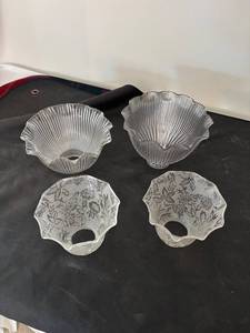 lot 289 image: Set of 4 Glass Light Lamp Shades with Patterned Designs