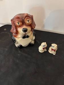 lot 297 image: Vintage McCoy Ceramic Puppy and Kittens Figurine Set