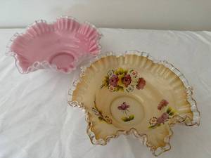 lot 450 image: Set of 2 Vintage Ruffled Edge Glass Bowls with Floral Motif