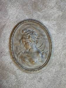 lot 24 image: Antique Oval Cameo Wall Plaque with Detailed Portrait