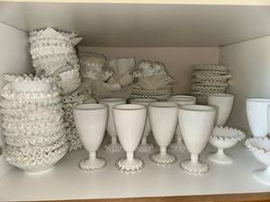 lot 611 image: Large Collection of Vintage White Milk Glass Ruffled Edge Pieces