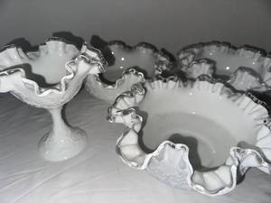 lot 625 image: Set of 4 Vintage Milk Glass Ruffled Edge Bowls and Compote Dish