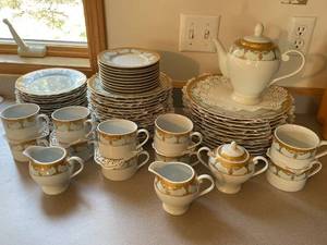 lot 756 image: 64-Piece Palate & Plate Fine Porcelain Dinnerware Set with Gold Trim